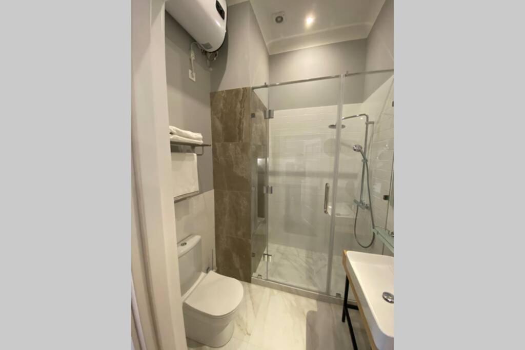 شقة Hidden Gem With Its Own Private Entry At Lypky كييف المظهر الخارجي الصورة