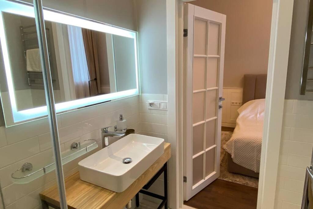 شقة Hidden Gem With Its Own Private Entry At Lypky كييف المظهر الخارجي الصورة